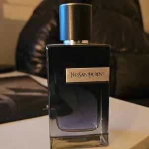 Ysl y edp Parfym - Säljer min ysl y edp för att den har blivit ganska tråkig och jag använder den inte längre. De är en perfekt fräsch doft för dem som vill lukta fräscha. Original förpackning å kvitto är borta, kan tradea. Ca 65 - 70 ml kvar.