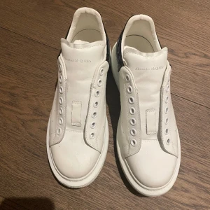Alexander Mcqueen - Säljer mina helt nya äkta Alexander Mcqueens, storlek 40. Själv är jag en 39 och de passar mig. Det ända är att de saknar tyvärr snören då jag använde de till ett par andra skor, men funkar utmärkt att ta vilka vita snören som helst till❤️❤️