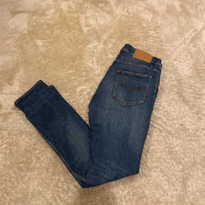 Tiger of Sweden jeans - Ett par snygga Tiger of Sweden jeans i helt okej skick. Style: pistolero. Saknas en hälla (se blid 3) Storlek 31/34. Nypris runt 1600kr   Hör av er vid frågor eller funderingar! 