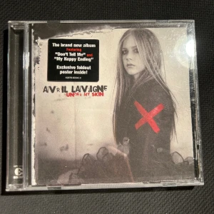 Avril Lavigne Under my skin CD - Bra skick, skivan är spelbar  Repor på själva asken /jewel case