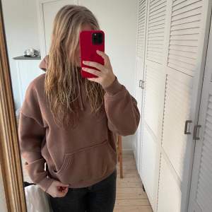 Brun hoodie från Bikbok i storlek S. 💗