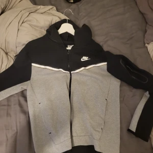 Nike tech fleece - Säljer nu min nike tech fleece för jag andvönder den inte. Skick 9/10 Pris kan diskuteras