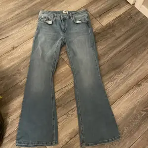 Bootcut jeans som är i bra skick endast andvänt en gång (ny pris 400)