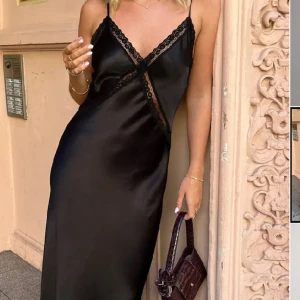 ❤️‍🔥Satinklänning med spets❤️‍🔥 - ❤️‍🔥Säljer denna slutsålda nakd klänning i Strolek 38 så skulle säga passar S/M❤️‍🔥