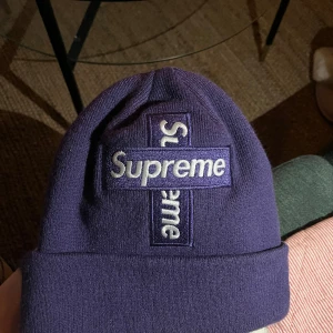 Supreme mössa - Supreme mössa Box logo. Inköpt förra vintern från Sole plus men endast testad inomhus.  Nypris 1000kr säljes för 500.