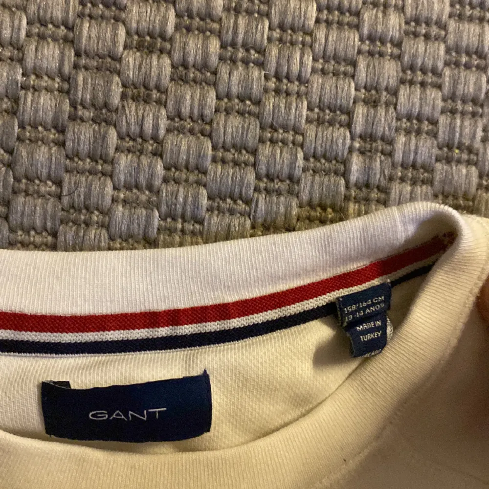 Iprincip oanvänd vit gant sweatshirt med stort broderat tryck på framsidan. Bra skick säljes då den är för liten. Tröjor & Koftor.