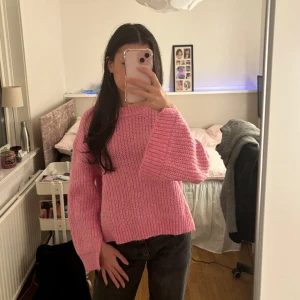 Rosa stickad tröja med slits - Stickad tröja med slits vid ärmarna och längs midjan🩷 Sparsamt använd då jag har flera liknande!