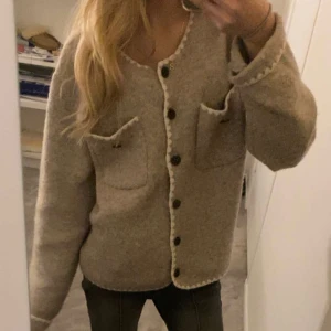 Tröja  - jättefin tröja från peace’n love  andvänd endast två gånger och i jättebra skick, det är ONE SIZE men skulle säga att den passar XS/S,köpte den för 750kr