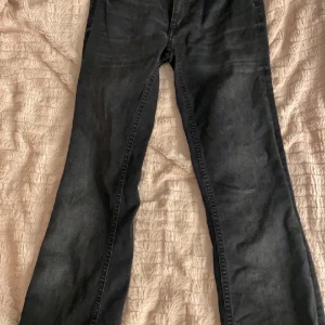 Lois jeans  - Söta bootcut jeans med detaljer på bakfickan.  Dom är för korta för mig och där av säljer jag dom passar på nån som är runt 150-155com lång❤️
