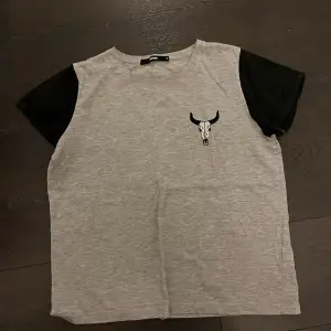 En t-shorts med ett dött djurs skalle på bröstet 