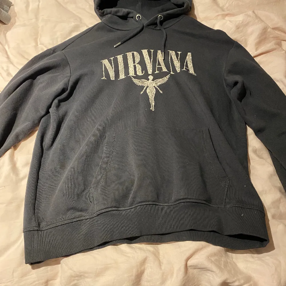 En nirvana hoodie från H&M knappt andvänd fint skick. Hoodies.