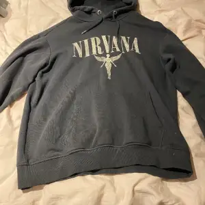 En nirvana hoodie från H&M knappt andvänd fint skick
