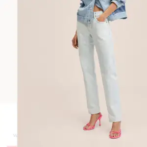 säljer dessa SÅ snygga raka jeans ifrån mango som tyvärr inte passade mig, därav lånad bild🪩 helt nya med lappen kvar. köptes för 420kr säljer för 145 exklusive frakt 💕🩷