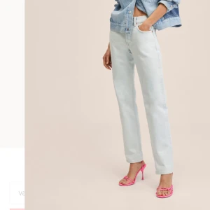 lågmidjade raka jeans 💕🤌🏻 - säljer dessa SÅ snygga raka jeans ifrån mango som tyvärr inte passade mig, därav lånad bild🪩 helt nya med lappen kvar. köptes för 420kr säljer för 145 exklusive frakt 💕🩷