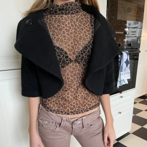 Svart kort kappa - Svart kort kappa