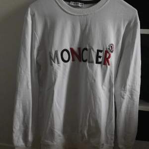 Snygg Moncler tröja som passar folk med storlek S och M OBS: Pris kan diskuteras vid snabb affär