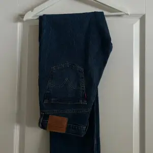 Säljer mina marinblåa Levi’s Jeans. Vet tyvärr inte vad modellen heter men skulle säga att de är raka. Passar 28/30-29/30. Säljer då de är för små för mig. Aldrig använda. Bara att skriva för mer information!