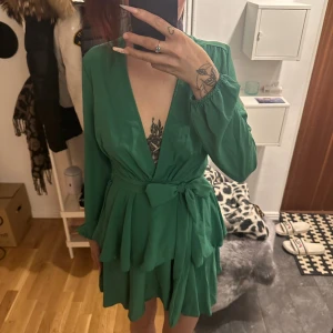 jättefin grön klänning - Sjukt fin klänning! V-ringad med knytning