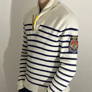 En stilig zip sweatshirt ifrån Ralph Lauren. Modellen är 178. Inga defekter i storlek M.  Skriva gärna vid frågor eller funderingar 
