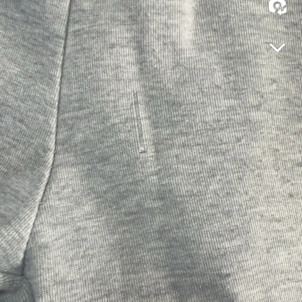 Säljer just nu mitt snygga Nike tech fleece set i gråt. Använt få staka gånger. Inget fel på tröjan. Men på byxorna är det ett ställe där sömnen har släppt. Inget man märker, ser eller tänker på.  Nypris 2000kr. Mitt pris 799kr. Hoodies.