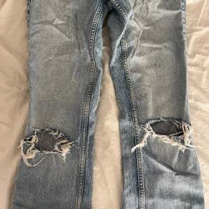 Raka jeans från Zara med slits. Storlek 36