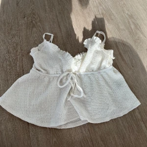 Topp - Hejsan säljer en fin topp, inte använd alls många gånger!  Från SHEIN Storlek M