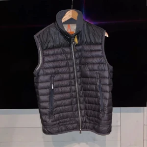 Parajumper väst - Säljer min parajumper väst för att jag aldrig använder den och letar efter något nytt, den är knappt använd, alltså inga skador,  Skick (10/10) 