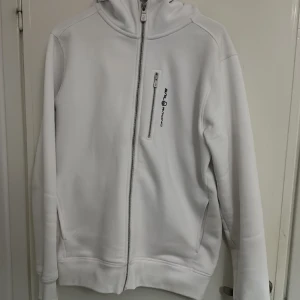 Sail racing hoodie - Säljer en helt ny sail racing hoodie har använt den en gång, nypris 1500kr från johnells. Tveka inte om ni har fler frågor. Pris kan diskuteras
