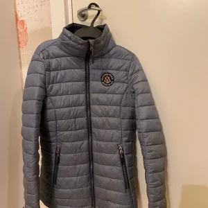 Riskabla från Mountain Horse - En använd rid jacka från mountain horse. Den är en del använd men det syns knappt. Superfin. Pris går att diskuteras☺️