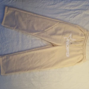 NOFS Tracksuits  - NOFS tracksuit i färgen cream. Storlek large men tyckte byxorna var lite korta och hoodien kändes lite liten precis som bycorna.Riktigt skönt material i både byxor och hoodie. För mer info kontakta mig. Vid snabbt köp kan pris diskuteras.👍