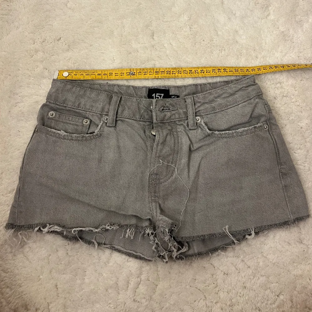 Säljer ett par gråa lågmidjade jeansshorts från Lager157. Säljer då dom tyvärr har blivit försmå. Storlek xxs men passar även xs skulle jag säga. Hör av dig vid intresse eller frågor❤️. Shorts.