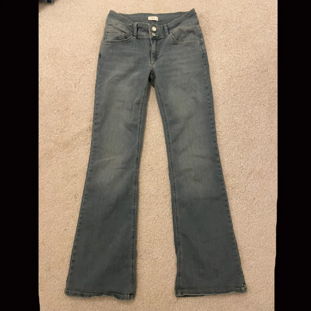 Helt oanvända jeans från Nelly. Orginalpris: 699kr Storlek M, men passar mig som bär storlek S.💗. Jeans & Byxor.