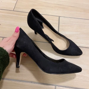oanvända låga h&m pumps  - svarta oanvända h&m pumps i låg modell  helt oanvända för är för stora för mig och jag växte aldrig in dem haha ~ ska flytta utomlands så ALLT måste bort innan APRIL, annars slängs det på tippen 🥲 