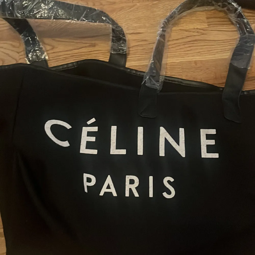 Céline paris väska, weekend bag, du får även med en liten handväska som du kan koppla in i väskan. 1:1 kopia.. Väskor.