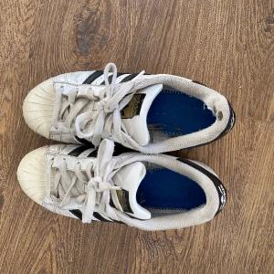 Adidas superstar  - Adidas superstar storlek 38. Ganska bra skick slitna inuti och lite bak på skon. 