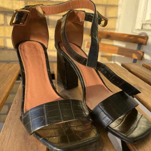 Klackskor - 🖤8,5 cm höga klackar från Topshop 🖤Använt skick - se bilderna. 🖤Fortfarande snygga på!  🖤Upplevt dem som bekväma och lätta att gå i. 🖤Fejkkrokodil 