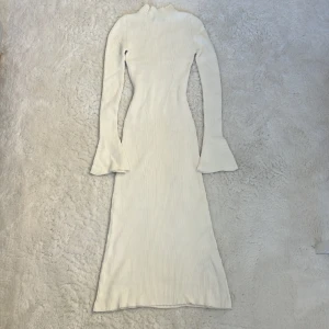 Stickad klänning  - Stickadklänning från Gina. Säljer då jag inte känner mig bekväm i den och därav nästan aldrig använd och jättefint skick. Köpt på Gina för 500kr. Formar kroppen jättefint!! Hör av dig vid intresse mm💕