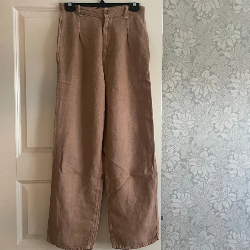 Superfina vida linnebyxor i en rostbrun färg✨ Inköpta på zara, i storlek 34. De är lite för korta i längden för mig som är 168 om man vill att de ska gå hela vägen ner till ankeln. Säljer då dom tyvärr är för små för mig. . Farkut & Housut.