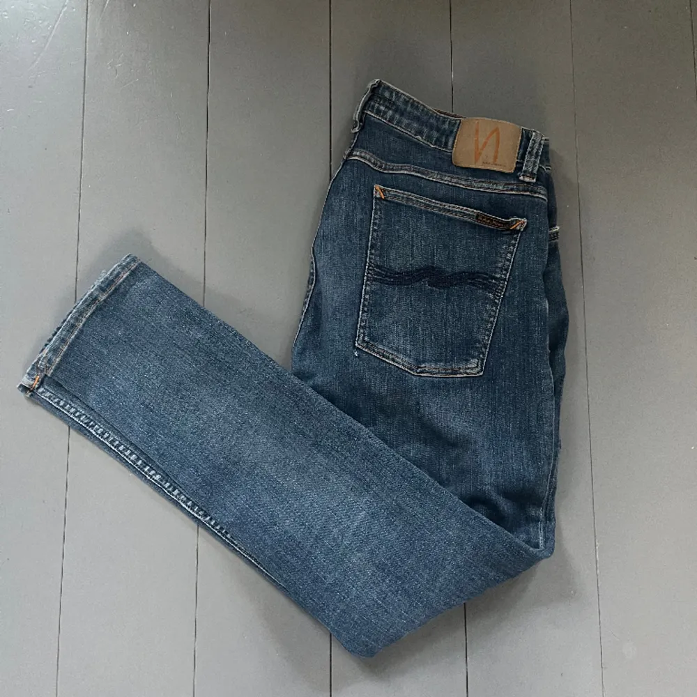 Riktigt feta Nudie jeans, riktigt snygga en defekt är ett litet hål vid vänster ficka men det syns knappt. Jeans & Byxor.