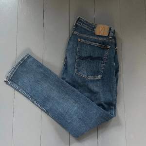 Riktigt feta Nudie jeans, riktigt snygga en defekt är ett litet hål vid vänster ficka men det syns knappt