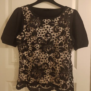 Topp med broderad spets från Coast  - Spetsbroderad, Sparsamt använd felfritt skick. Storlek M. 