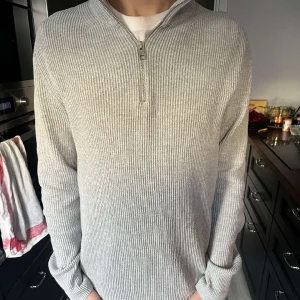 Half zip tröja  - Säljer en Half Zip Tröja från Jack and Jones Använd fåtal gånger bra skick 9/10 Storlek M  Hör av dig om du har några frågor eller funderingar! Skriv Privat om ni vill ha en bättre bild!