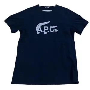 APC X Lacoste collab  Färg: marin blå Strl M. Passar S baggy  Använd 3 gånger Max pga för stor