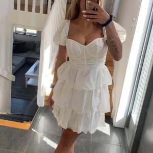 Vitklänning - Beställde från plt men passade inte så bra vid min byst. Aldrig använt så heeelt ny!!! Storlek 6 alltså 36