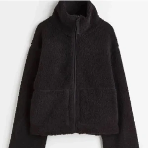 Teddy jacka - Säljer min slutsålda jättesnygga Teddy jacka få den inte kommer till användning, den är storlek S