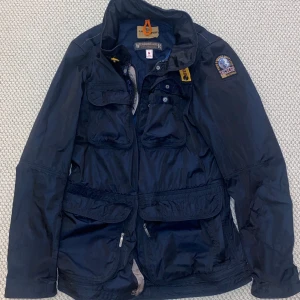 Parajumper Jacka  - Parajumper Jacka  Nyskick   Size M Betalning sker via Swish eller Meet up i Stockholm Central 