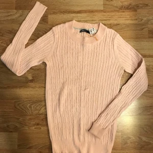Ribbstickad söt tröja  - Långärmad ljusrosa tröja från Gina Tricot storlek xs. Mycket obetydligt använd hel och ren. 
