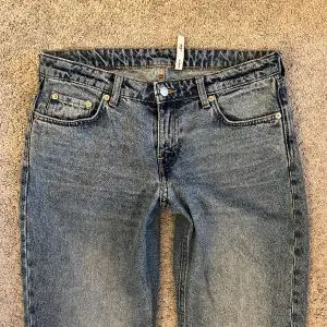 Weekday Arrow jeans i jättefint skick, tyvärr för små för mig 🤍