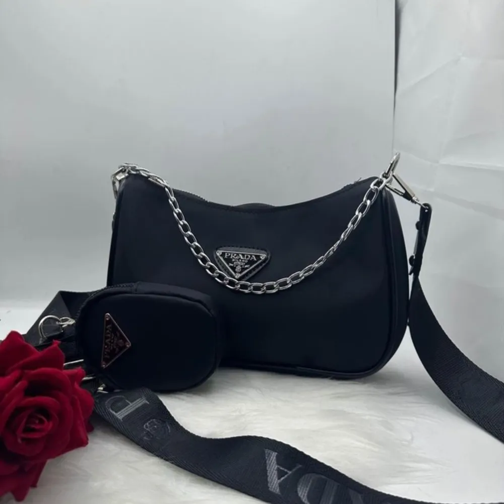 New Bag for women Prada black original . Väskor.