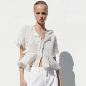 Blus från zara - assnygg blus från zara som är i perfekt skick! köparen står för frakt❤️